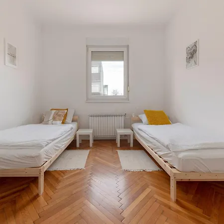 Appartement Hisa Hortenzija - And *